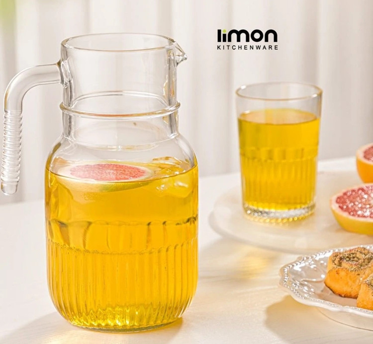 پارچ شیشه ای ۱,۵ لیتر شیاردار درب استیل(لیمون) 2375